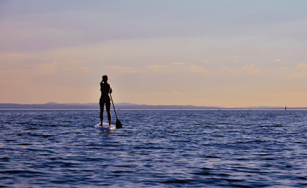 Paddle sur la mer calme de Barcelone