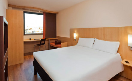 Une chambre dans un hôtel Ibis