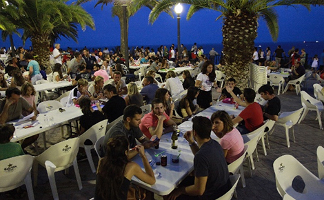 Vivez le concours international de pyrotechnie pendant des repas à l'extérieur !